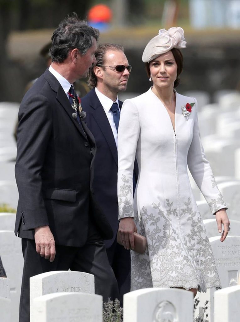 Duchesa de Cambridge con un coat dress blanco