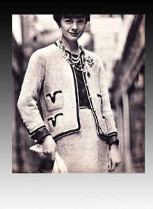Tailleur Chanel, 1954, photo de Pinterest.
