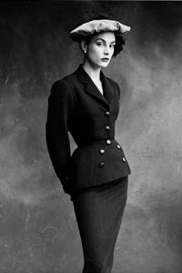 Tailleur de jour, Balenciaga. Image de Pinterest.