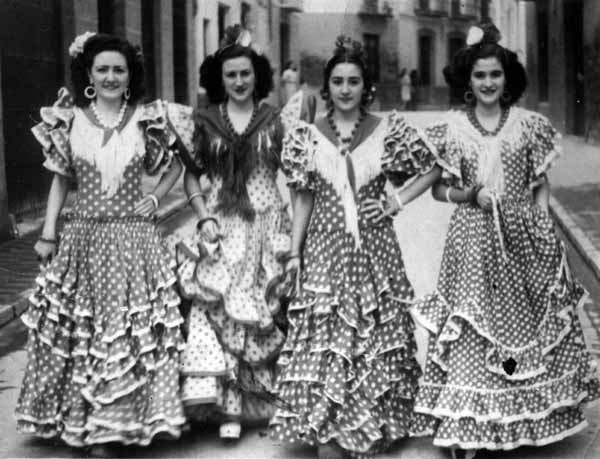 Chica española en traje tradicional incluyendo mantilla de encaje